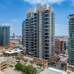 City Centre Retreat - 1Br Condo With Desk