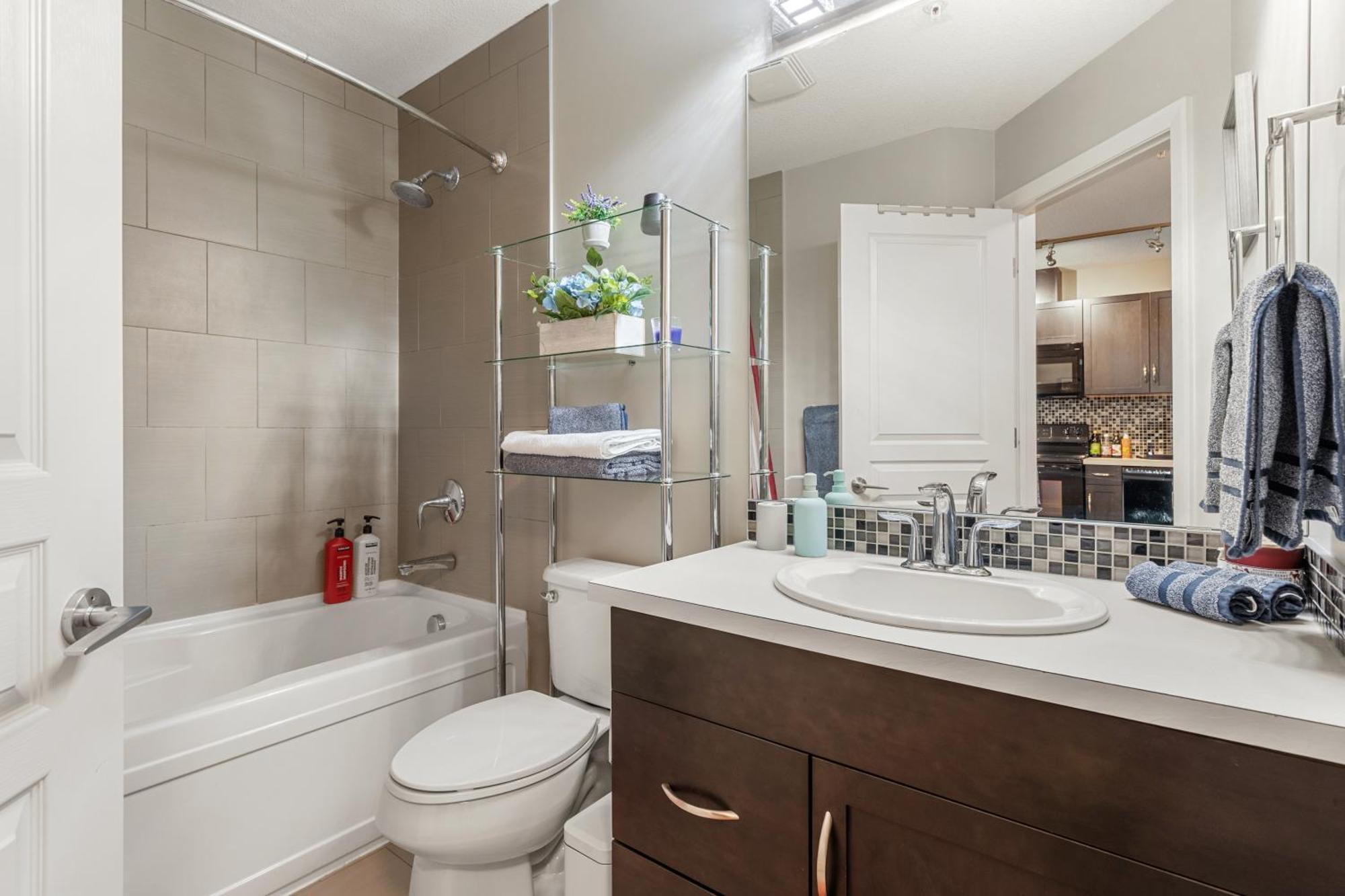 City Centre Retreat - 1br With Desk Apartment Calgary