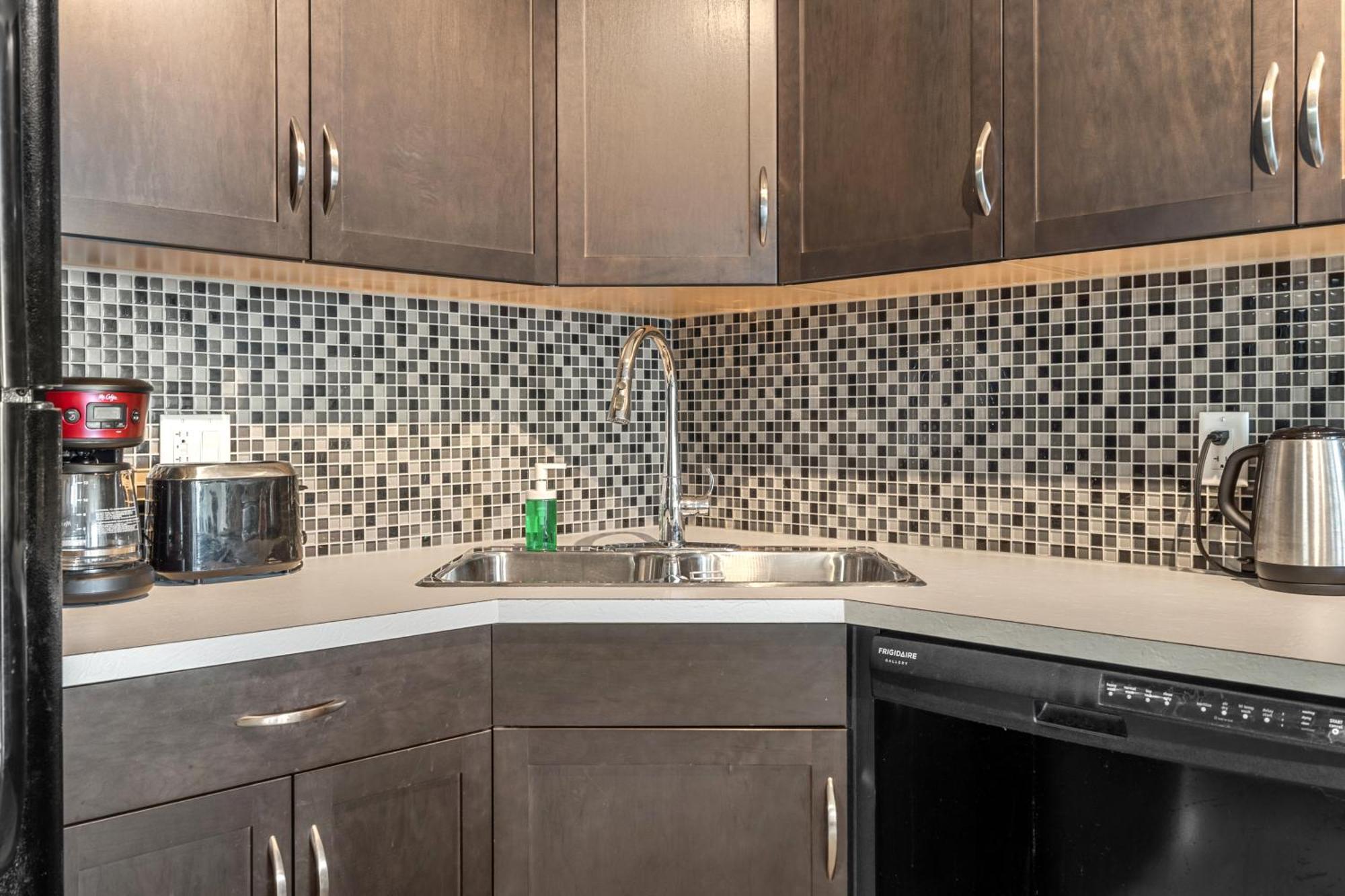 City Centre Retreat - 1br With Desk Calgary